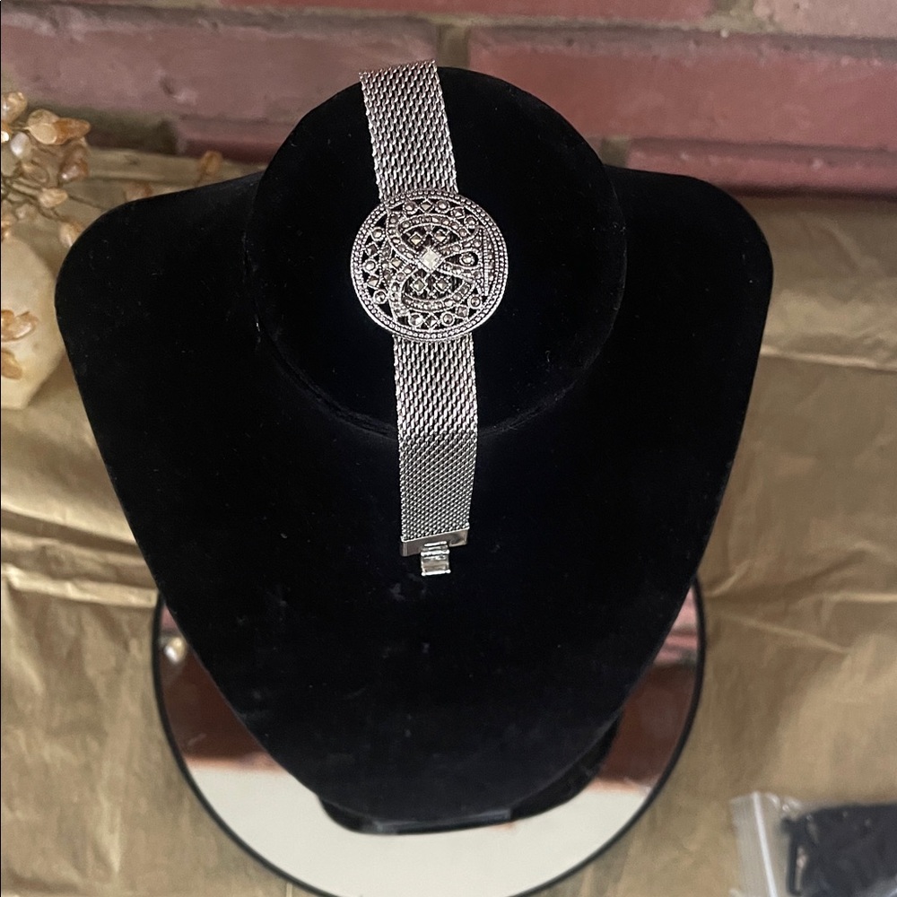 🔥NWOT🔥Beautiful 🔥Vintage bracket🔥 by.park lane Jewelry!!🔥